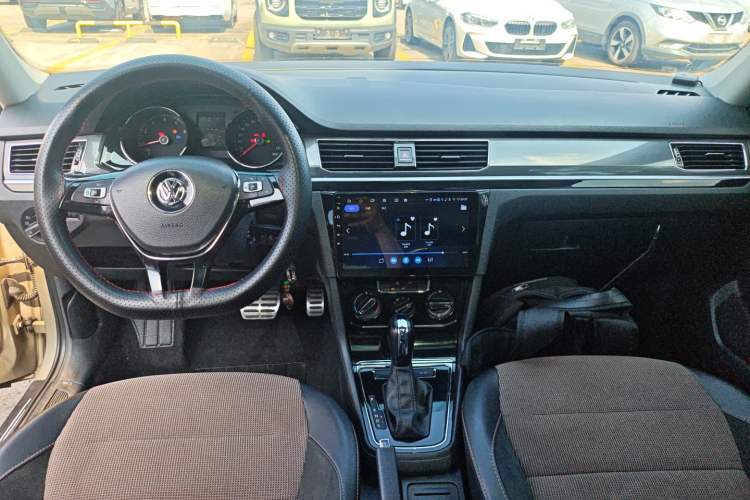 Used Volkswagen C-TREK 2018 1.5L Automatic Comfort Model Center Console