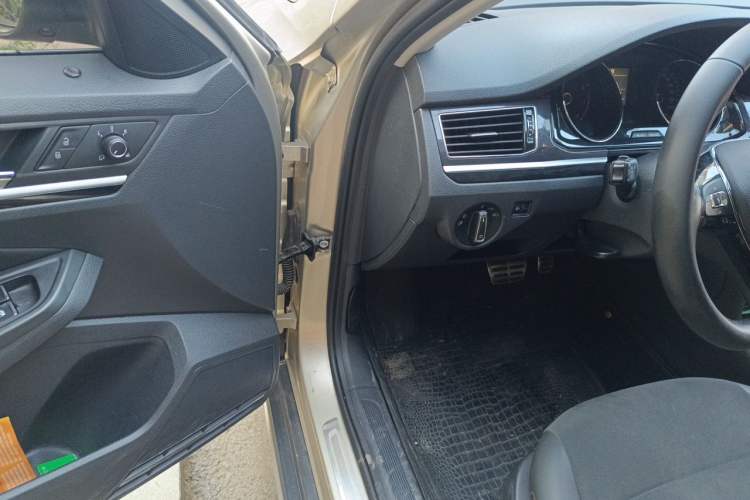 Used Volkswagen C-TREK 2018 1.5L Automatic Luxury Edition Driver Seat