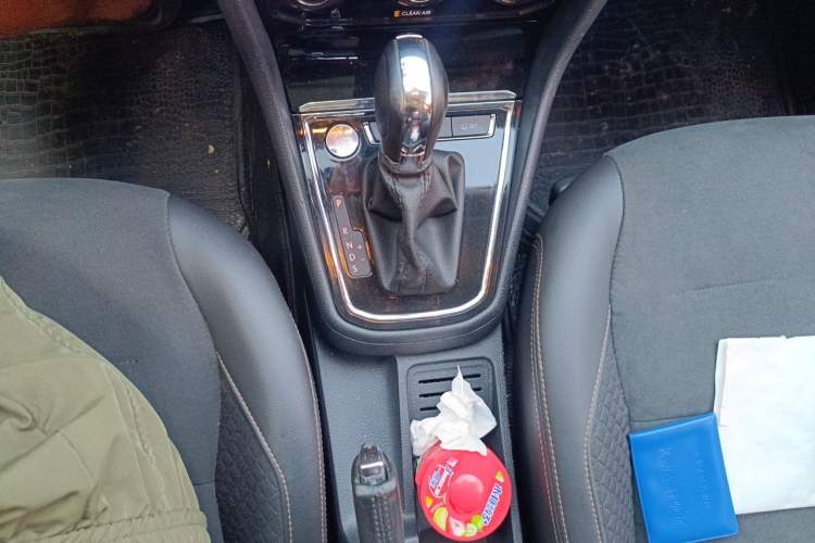 Used Volkswagen C-TREK 2018 1.5L Automatic Luxury Edition Gear Lever