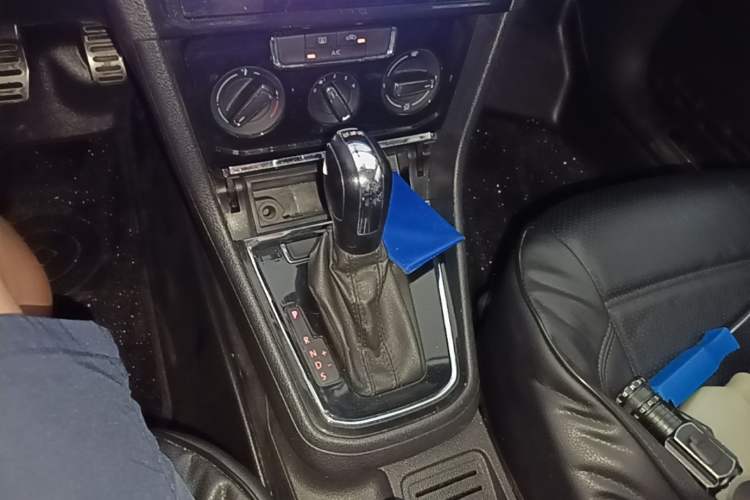 Used Volkswagen C-TREK 2018 230TSI DSG Comfort Model Gear Lever