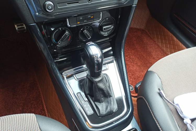 Used Volkswagen C-TREK 2018 230TSI DSG Comfort Model Gear Lever