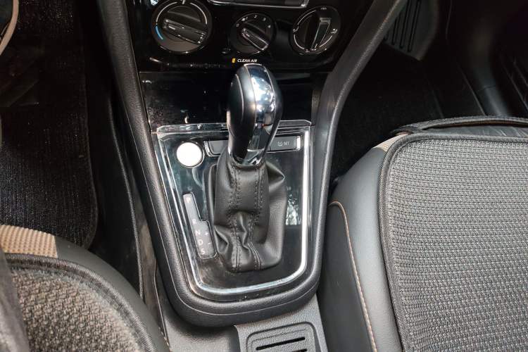 Used Volkswagen C-TREK 2018 1.5L Automatic Comfort Model Gear Lever