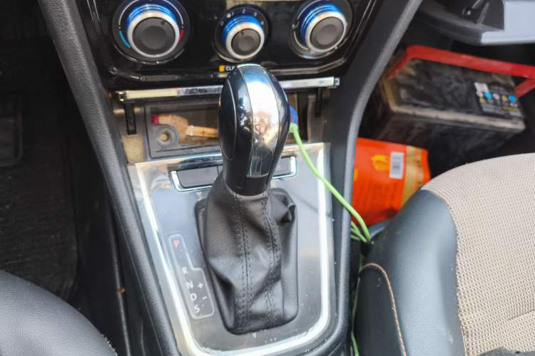 Used Volkswagen C-TREK 2018 1.5L Automatic Comfort Model Gear Lever
