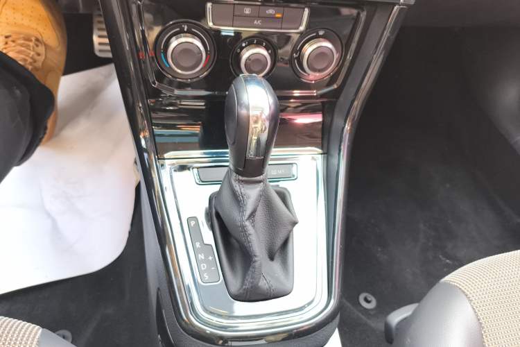Used Volkswagen C-TREK 2018 1.5L Automatic Comfort Model Gear Lever