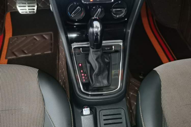 Used Volkswagen C-TREK 2018 230TSI DSG Comfort Model Gear Lever