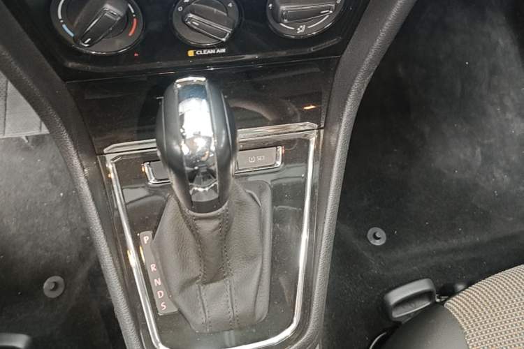 Used Volkswagen C-TREK 2018 1.5L Automatic Comfort Model Gear Lever