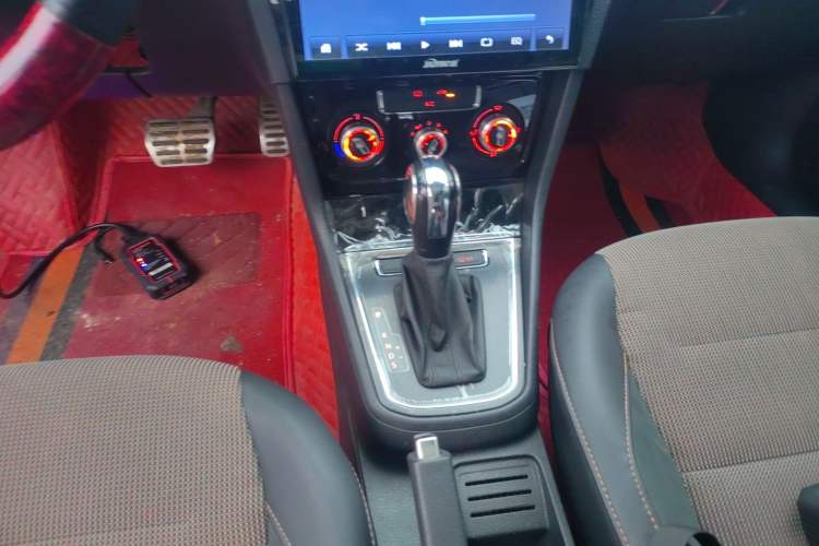 Used Volkswagen C-TREK 2018 230TSI DSG Comfort Model Gear Lever