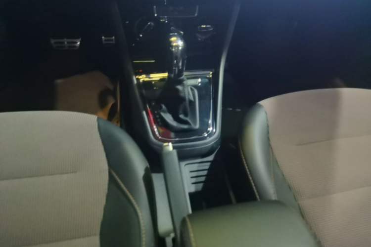 Used Volkswagen C-TREK 2018 230TSI DSG Comfort Model Gear Lever
