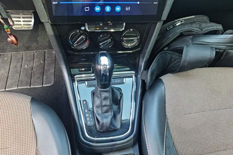 Used Volkswagen C-TREK 2018 1.5L Automatic Comfort Model Gear Lever