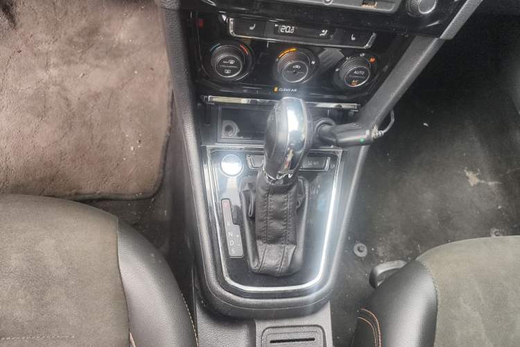 Used Volkswagen C-TREK 2018 1.5L Automatic Luxury Edition Gear Lever