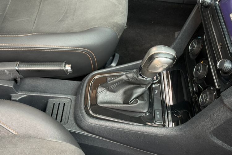 Used Volkswagen C-TREK 2018 1.5L Automatic Luxury Edition Gear Lever