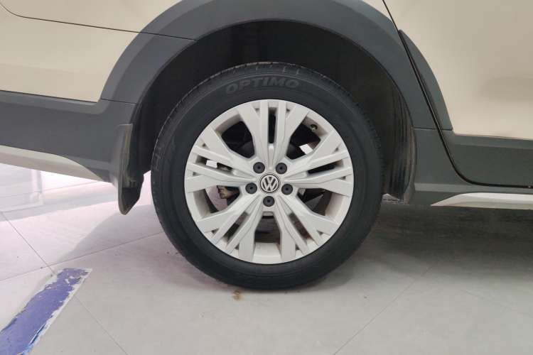 Used Volkswagen C-TREK 2018 230TSI DSG Comfort Model Left Front Wheel Hub