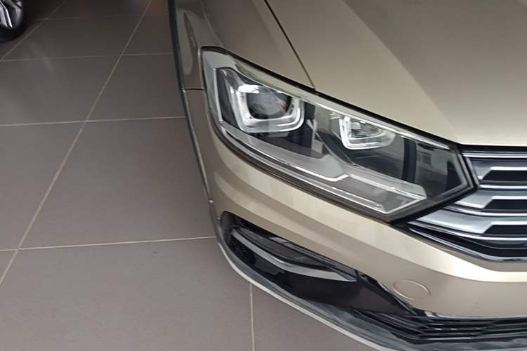 Used Volkswagen C-TREK 2018 230TSI DSG Comfort Model Right Front Headlight