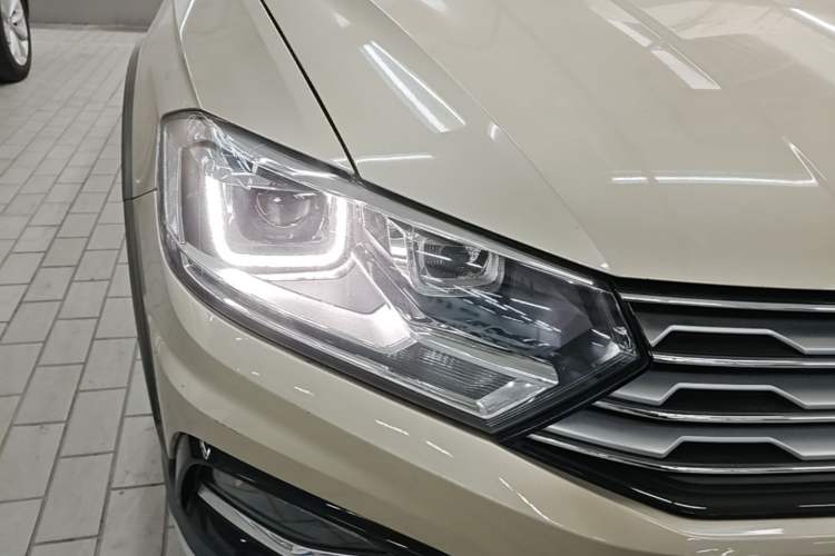 Used Volkswagen C-TREK 2018 1.5L Automatic Comfort Model Right Front Headlight