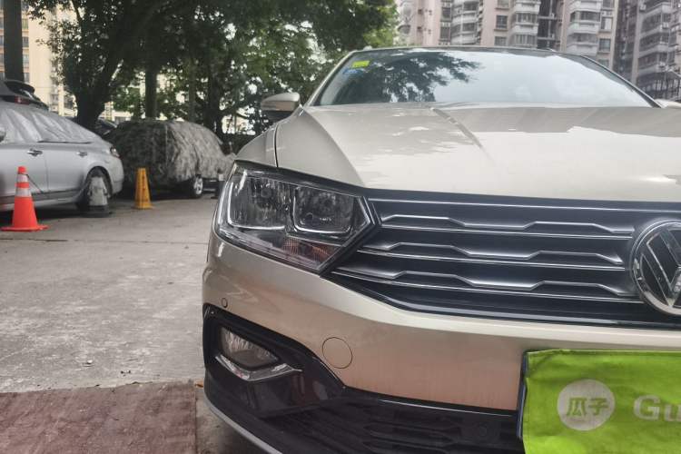Used Volkswagen C-TREK 2018 1.5L Automatic Luxury Edition Right Front Headlight