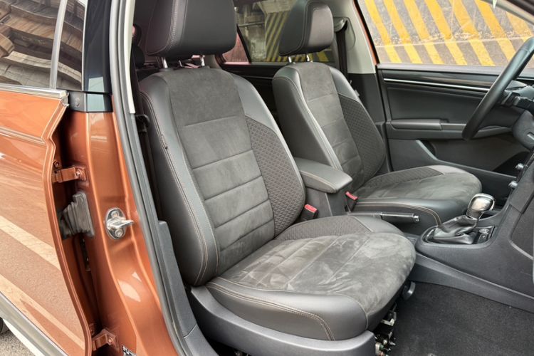 Used Volkswagen C-TREK 2018 1.5L Automatic Luxury Edition Right Front Seat