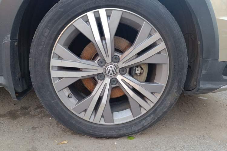 Used Volkswagen C-TREK 2018 1.5L Automatic Luxury Edition Right Front Wheel Hub