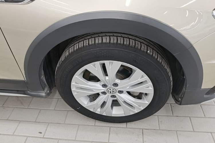 Used Volkswagen C-TREK 2018 1.5L Automatic Comfort Model Right Front Wheel Hub