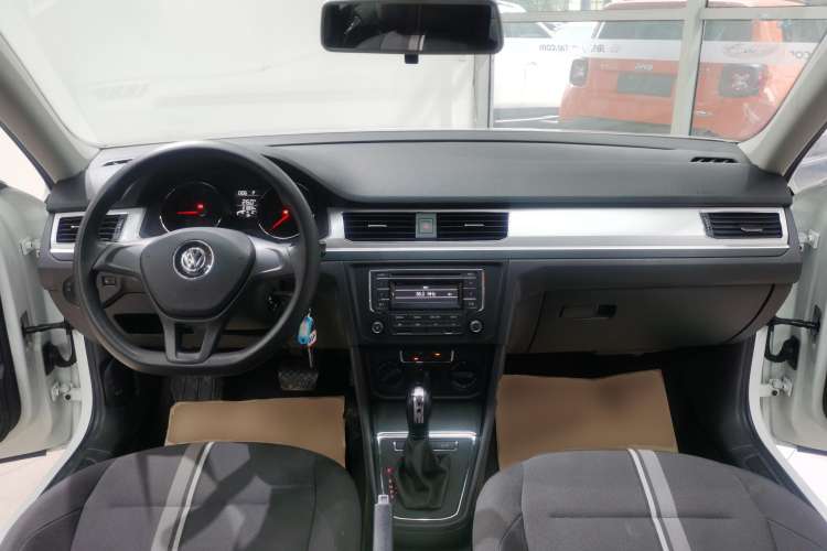 Used Volkswagen C-TREK 2020 1.5L Automatic Fashion Edition Center Console