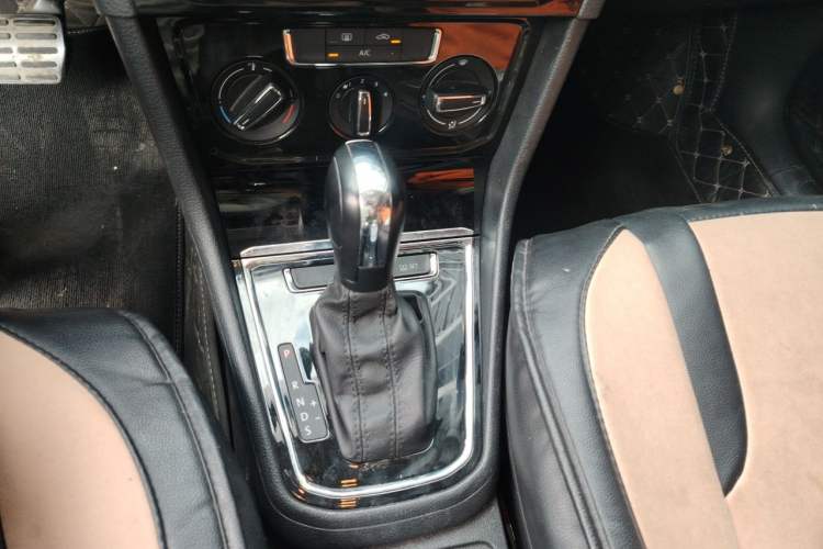 Used Volkswagen C-TREK 2020 1.5L Automatic Comfort Model Gear Lever