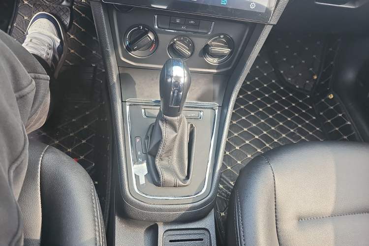Used Volkswagen C-TREK 2020 1.5L Automatic Fashion Edition Gear Lever