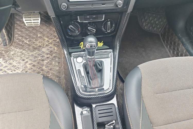 Used Volkswagen C-TREK 2020 1.5L Automatic Comfort Model Gear Lever