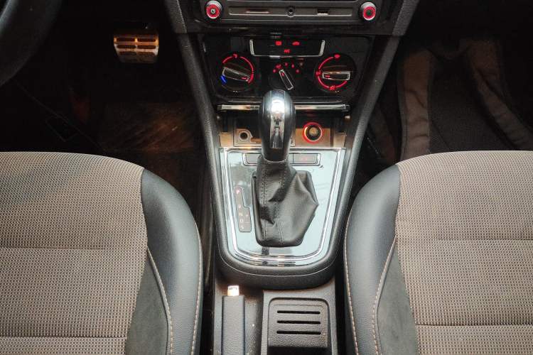 Used Volkswagen C-TREK 2020 1.5L Automatic Comfort Model Gear Lever