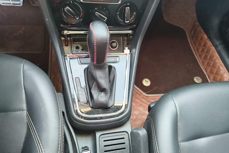 Used Volkswagen C-TREK 2020 1.5L Automatic Comfort Model Gear Lever