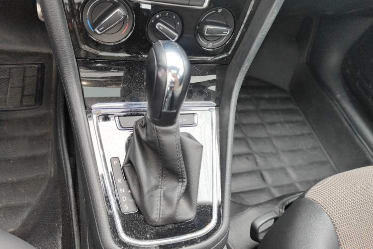 Used Volkswagen C-TREK 2020 1.5L Automatic Comfort Model Gear Lever
