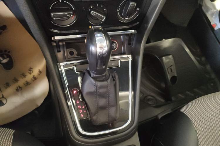 Used Volkswagen C-TREK 2020 1.5L Automatic Comfort Model Gear Lever
