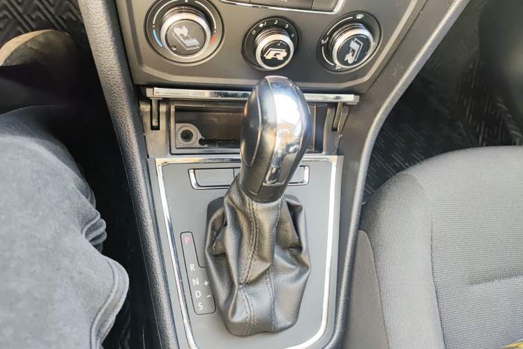 Used Volkswagen C-TREK 2020 1.5L Automatic Fashion Edition Gear Lever