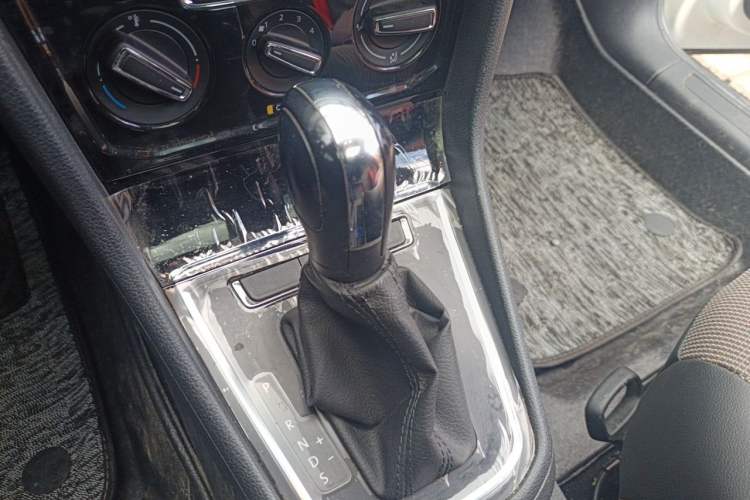 Used Volkswagen C-TREK 2020 1.5L Automatic Comfort Model Gear Lever