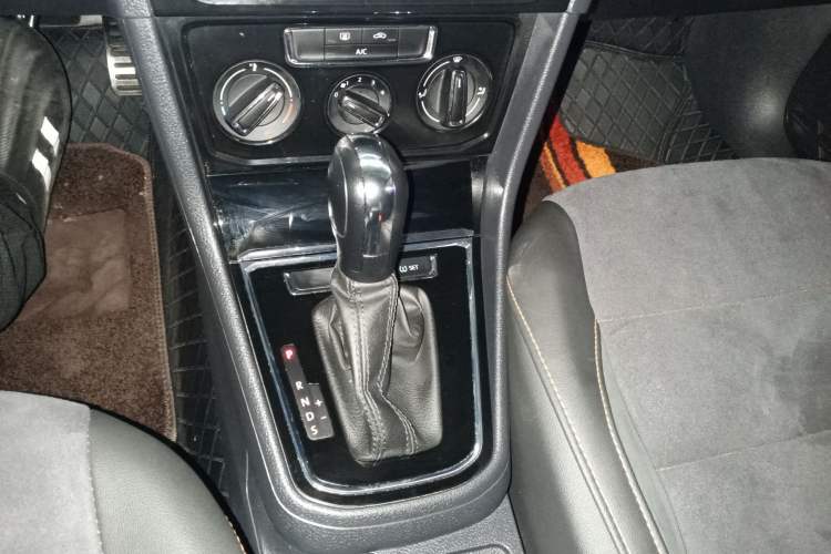 Used Volkswagen C-TREK 2020 1.5L Automatic Comfort Model Gear Lever