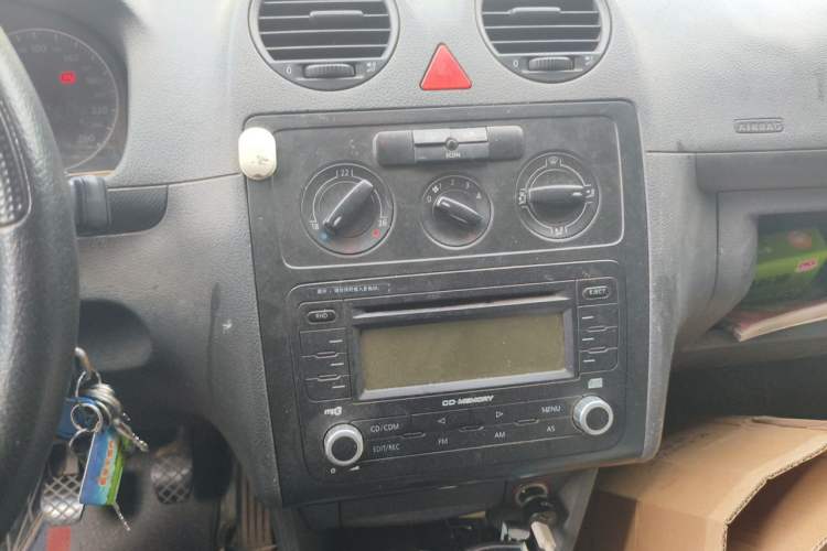 Used Volkswagen Caddy 2005 1.6L Comfort 5-Seater Audio And AC Panel