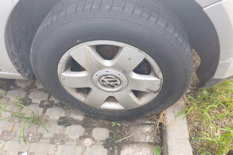 Used Volkswagen Caddy 2005 1.6L Comfort 5-Seater Right Front Wheel Hub