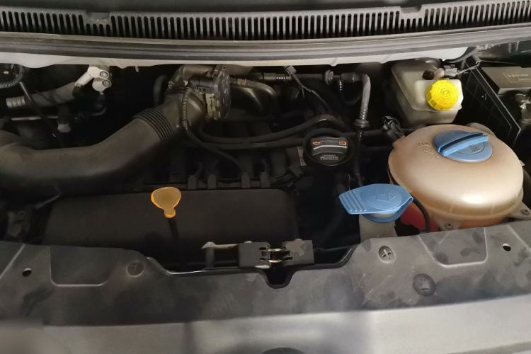 Used Volkswagen Caravelle  Engine Bay