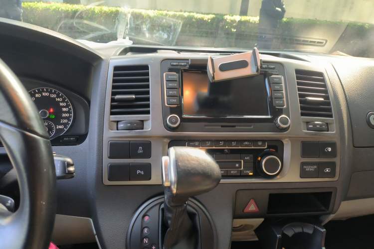 Used Volkswagen Caravelle 2014 2.0 TSI Four-Wheel Drive Comfort Edition Audio And AC Panel