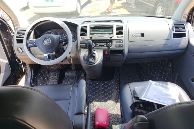 Used Volkswagen Caravelle 2014 2.0 TSI Two-Wheel-Drive Comfort Edition Center Console