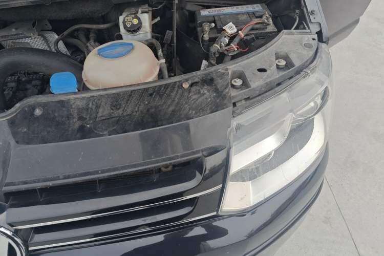 Used Volkswagen Caravelle 2014 2.0 TSI Four-Wheel Drive Comfort Edition Engine Bay Left