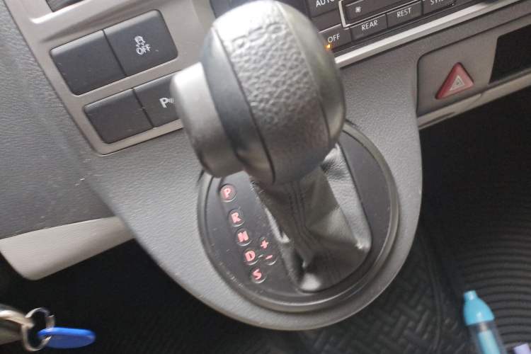 Used Volkswagen Caravelle 2014 2.0 TSI Four-Wheel Drive Comfort Edition Gear Lever