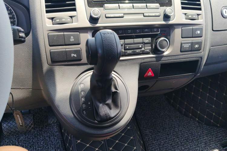 Used Volkswagen Caravelle 2014 2.0 TSI Two-Wheel-Drive Comfort Edition Gear Lever