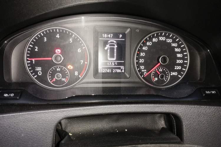 Used Volkswagen Caravelle 2014 2.0 TSI Four-Wheel Drive Comfort Edition Odometer Close Up