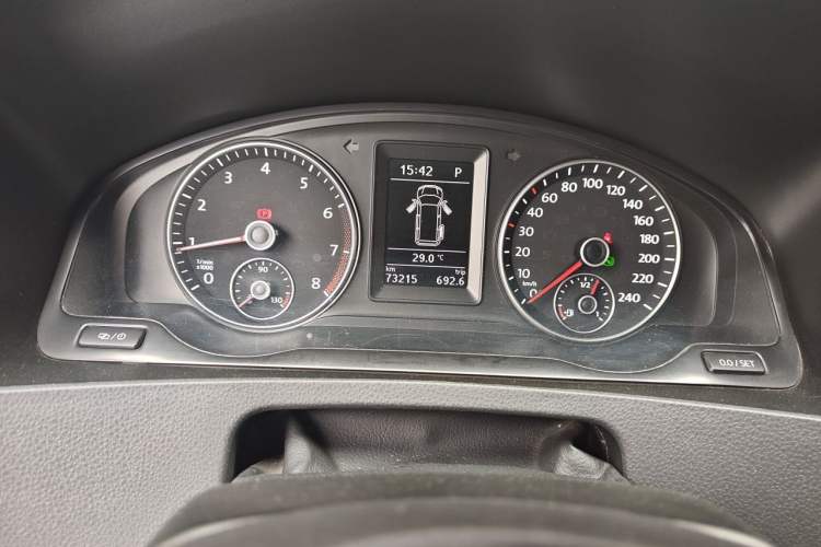 Used Volkswagen Caravelle 2014 2.0 TSI Four-Wheel Drive Comfort Edition Odometer Close Up