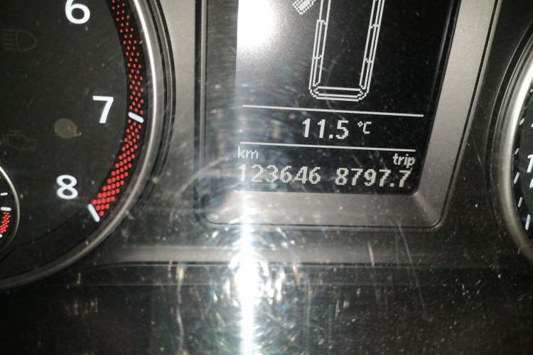 Used Volkswagen Caravelle 2014 2.0 TSI Four-Wheel Drive Comfort Edition Odometer Close Up