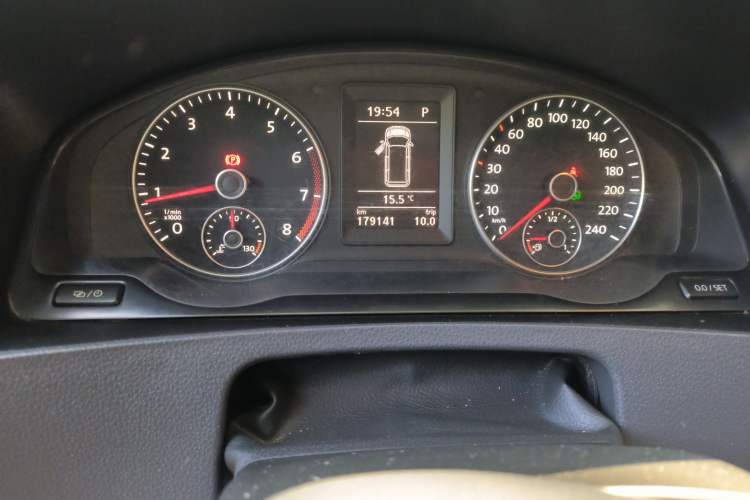 Used Volkswagen Caravelle 2014 2.0 TSI Four-Wheel Drive Comfort Edition Odometer Close Up