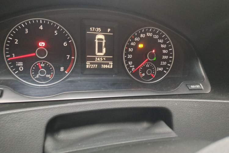 Used Volkswagen Caravelle 2014 2.0 TSI Four-Wheel Drive Comfort Edition Odometer Close Up