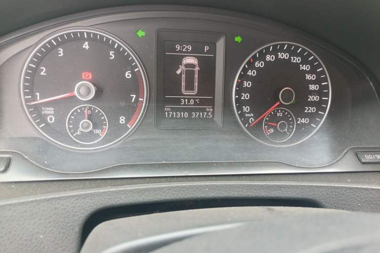 Used Volkswagen Caravelle 2014 2.0 TSI Four-Wheel Drive Comfort Edition Odometer Close Up