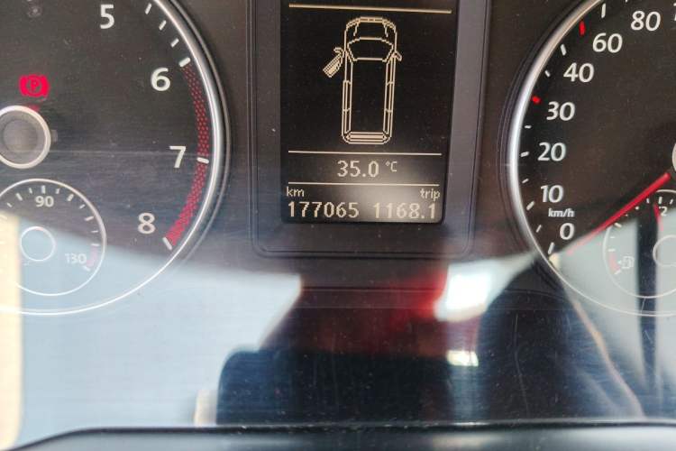 Used Volkswagen Caravelle 2014 2.0 TSI Two-Wheel-Drive Comfort Edition Odometer Close Up