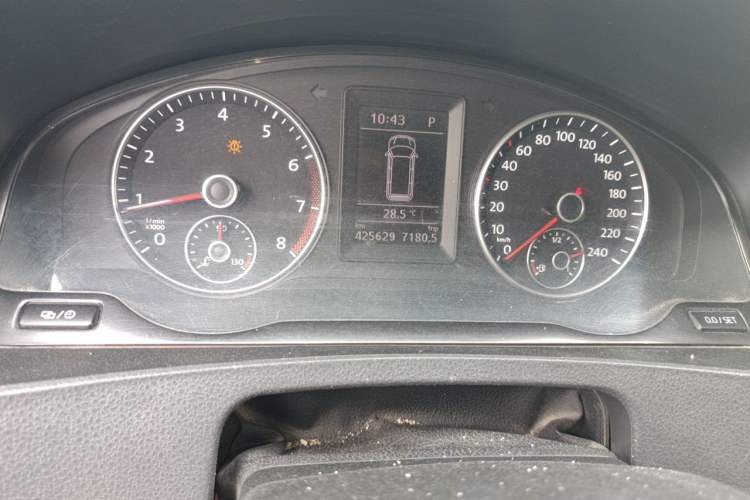 Used Volkswagen Caravelle 2014 2.0 TSI Four-Wheel Drive Comfort Edition Odometer Close Up