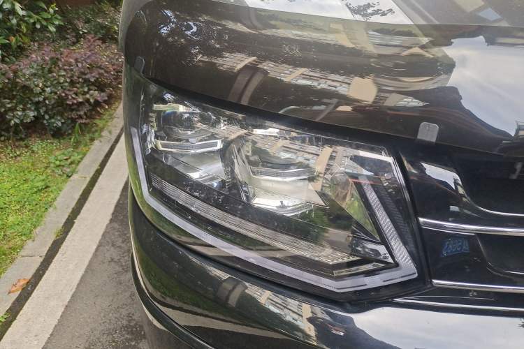 Used Volkswagen Caravelle 2014 2.0 TSI Four-Wheel Drive Comfort Edition Right Front Headlight
